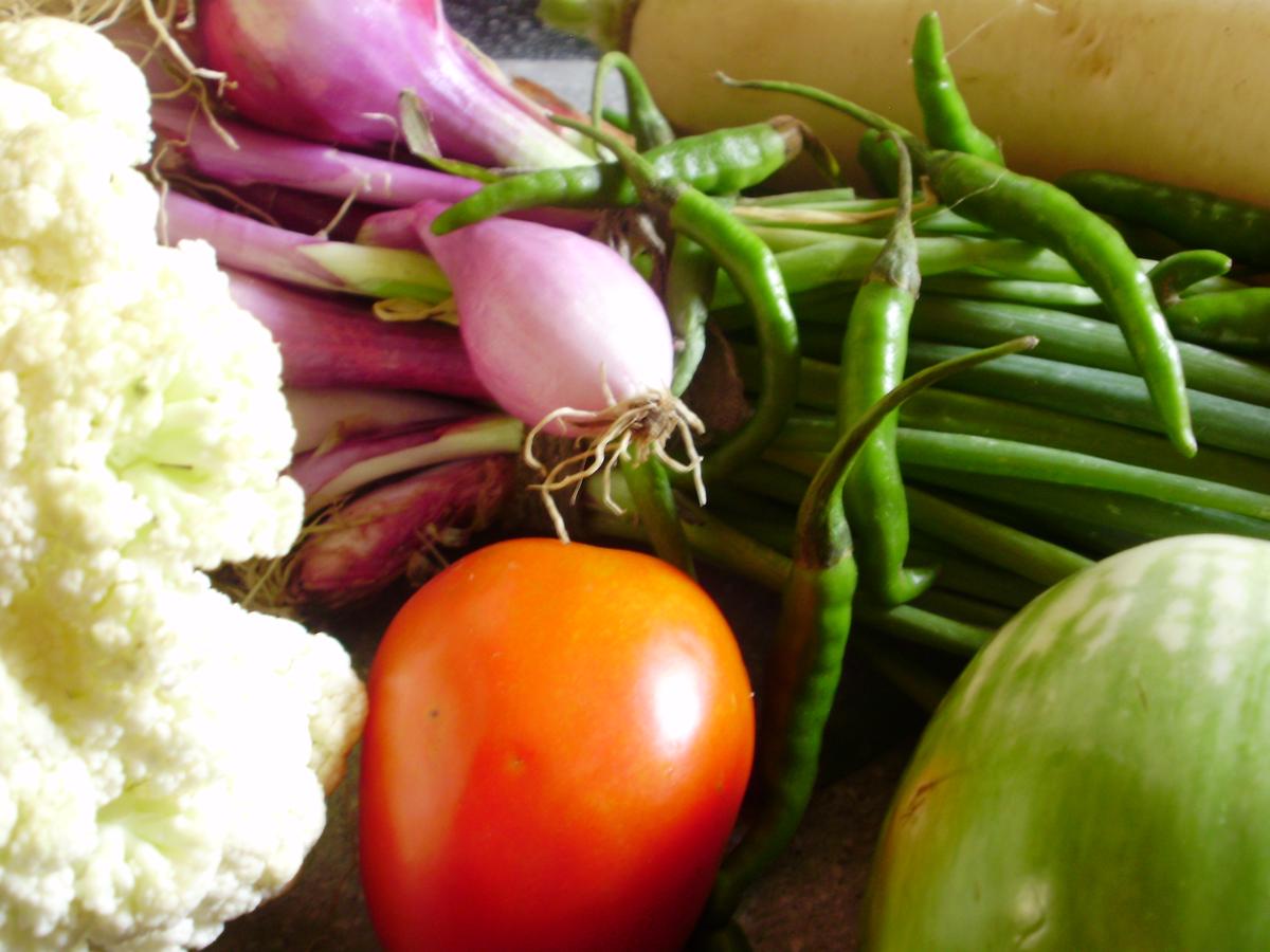 A colorful assortment of fresh, locally sourced fruits and vegetables, highlighting the health benefits of the farm-to-table movement.